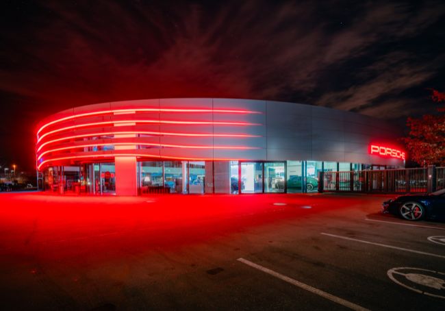 Porsche Zentrum Zug rot erleuchtet